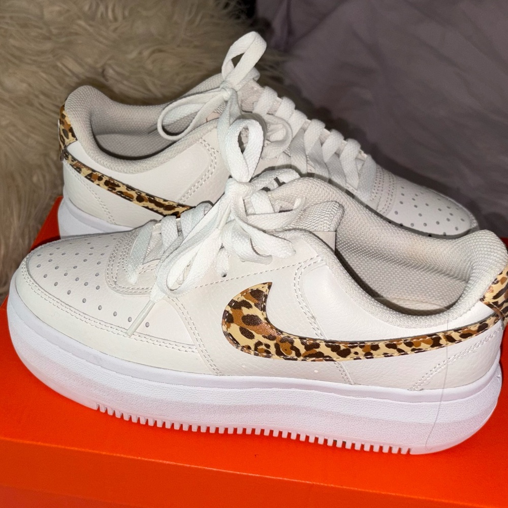 Nike Women's White and Cream Trainers